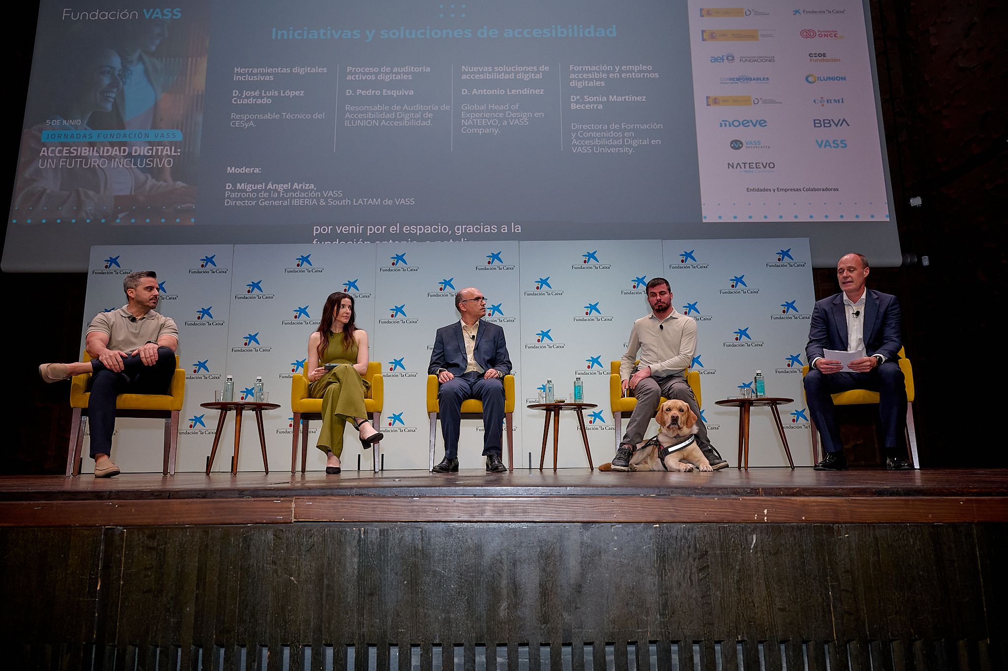 Mesa de debate sobre tecnología accesible