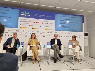 foto con los ponentes: Lourdes Moreno, María Xesús Bello Rivas, Óscar García Muñoz,  José Luis García Delgado