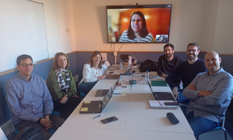 foto del equipo del proyecto en la sala de reuniones