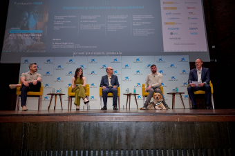 Mesa de debate sobre tecnología accesible