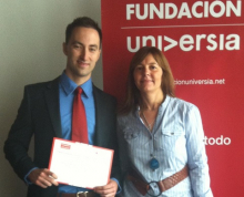 Alberto Sánchez-Heredero Pérez y Lourdes Moreno con el Premio Premio Proyecto Fin de Carrera Fundación Universia - Fundación Vodafone España.