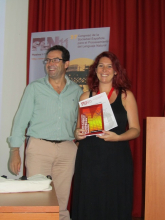 Isabel Segura-Bedmar recogiendo el premio de investigación SEPLN