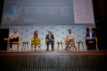 Mesa de debate sobre tecnología accesible